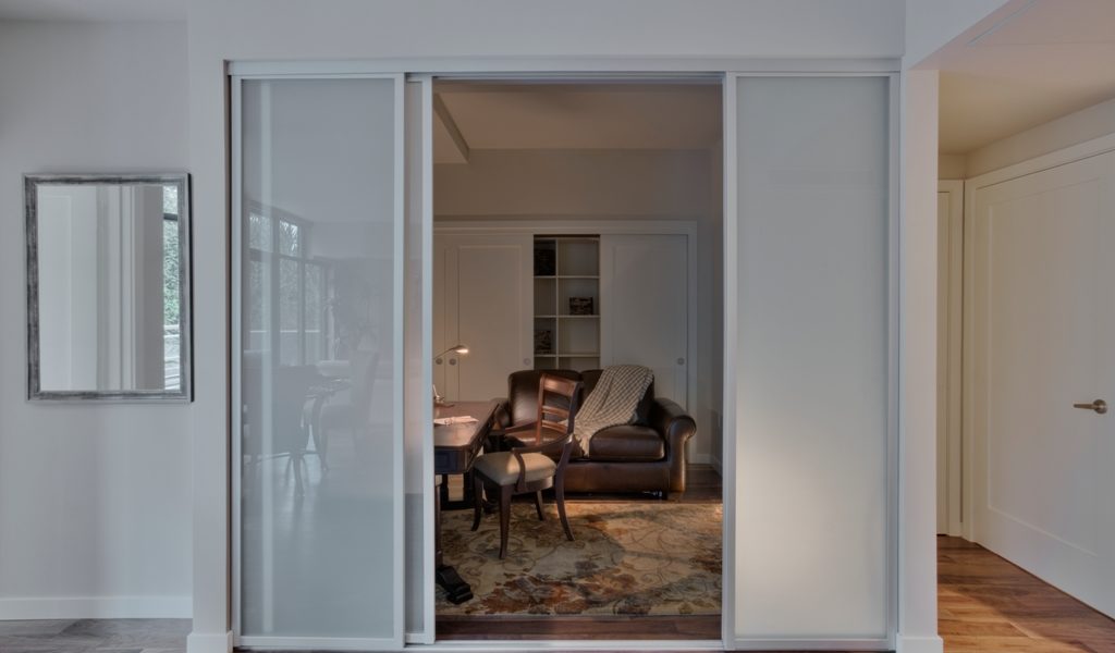 Les portes coulissantes : un moyen pratique d'optimiser l'espace de votre maison
