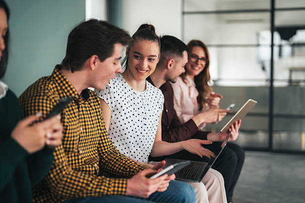 Pour garantir des résultats concrets dès les premiers mois, il est essentiel de combiner plusieurs expertises digitales. La visibilité digitale Paris